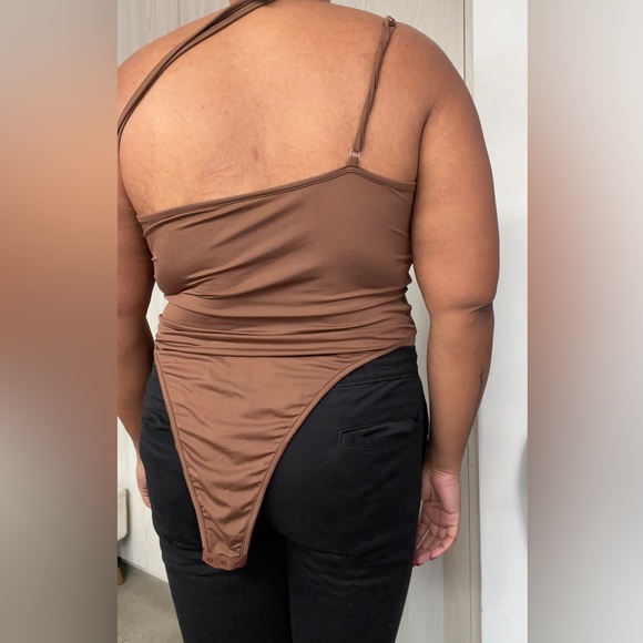 SHEIN ONE SHOULDER TANK - Picture 3 of 4